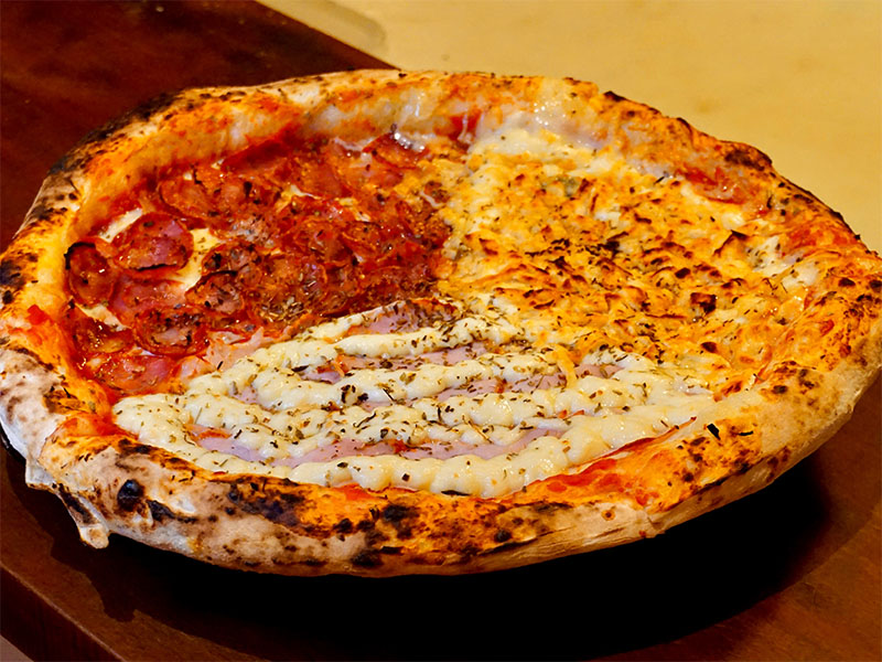 Pizza dividida em três sabores